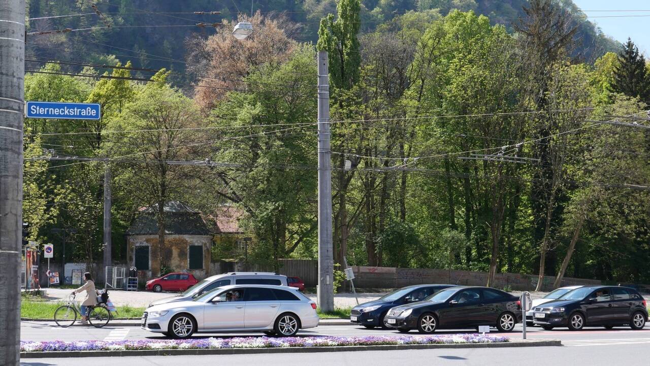 Das Gelände vor dem historischen Rauchenbichlerhof direkt an der Sterneckstraße in Salzburg soll verbaut werden. Hier befand sich bis zum Vorjahr eine Tankstelle.  