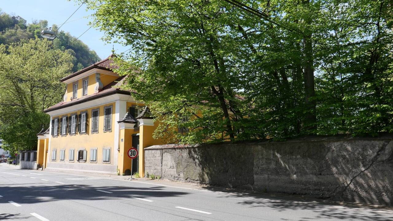 Blick auf den denkmalgeschützten Rauchenbichlerhof samt seinem alten Park. Die Geschichte des Hofs geht bis ins 12. Jahrhundert zurück.  
