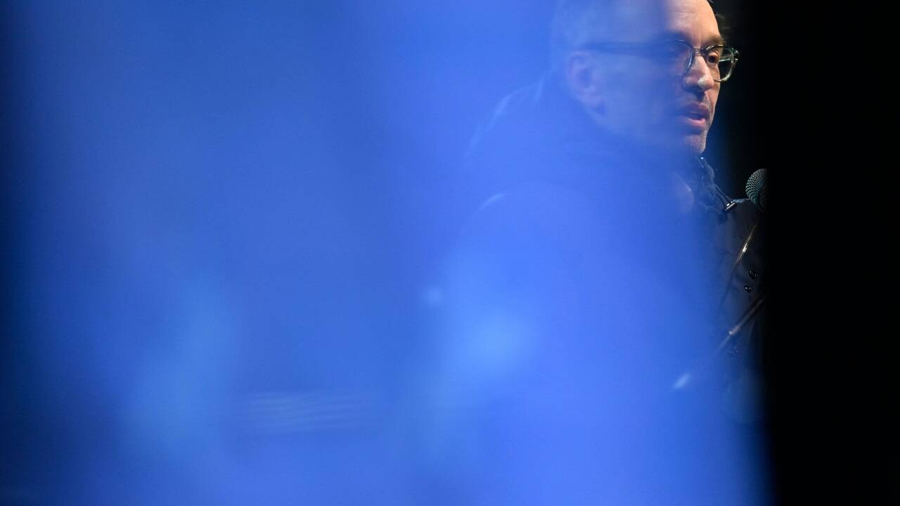 Die, die ihn kritisieren, wählen ihn ohnehin nicht. Und die, die mit ihm sympathisieren, werden durch den Robin-Hood- beziehungsweise Märtyrereffekt direkt in seine Arme getrieben: Herbert Kickl. Die, die ihn kritisieren, wählen ihn ohnehin nicht. Und die, die mit ihm sympathisieren, werden durch den Robin-Hood- beziehungsweise Märtyrereffekt direkt in seine Arme getrieben: Herbert Kickl.