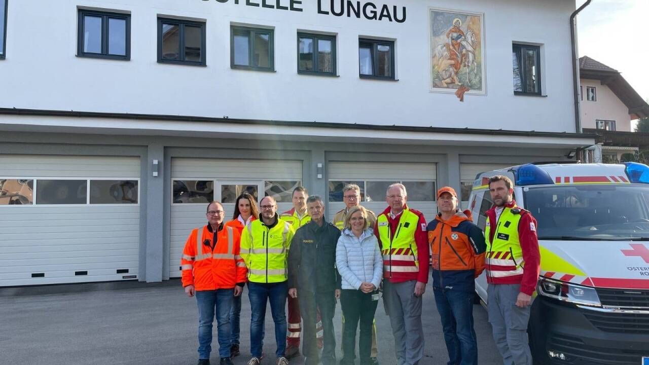 Foto: (v.l.n.r.) Ronald Kiss (Steiermärkische Landesbahnen), Heike Krug-Leitold (Steiermarkbahn), Christoph Wiedl (Katastrophenschutzreferent Lungau), Herbert Gewolf (Landeseinsatzleiter, Österreichische Wasserrettung), Felix Gautsch (Bezirkspolizeikommandant Lungau), Hannes Pfeifenberger (Bezirksfeuerwehrkommandant Lungau), Andrea Schindler-Perner (Landesklinik Tamsweg), Dr. Werner Aufmesser (Präsident, Rotes Kreuz Salzburg), Joachim König (Bezirksleiter-Stellvertreter, Bergrettung Lungau), Stefan Herbst (Landesrettungskommandant).  
