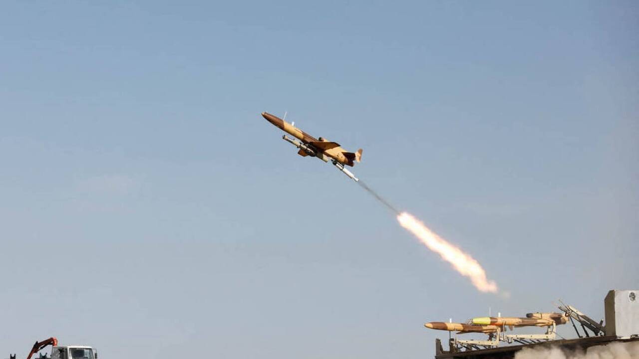  Ein vom Medienbüro der iranischen Armee am 4. Oktober 2023 zur Verfügung gestelltes Bild zeigt lokal hergestellte Drohnen während einer militärischen Übung an einem ungenannten Ort im Iran. 