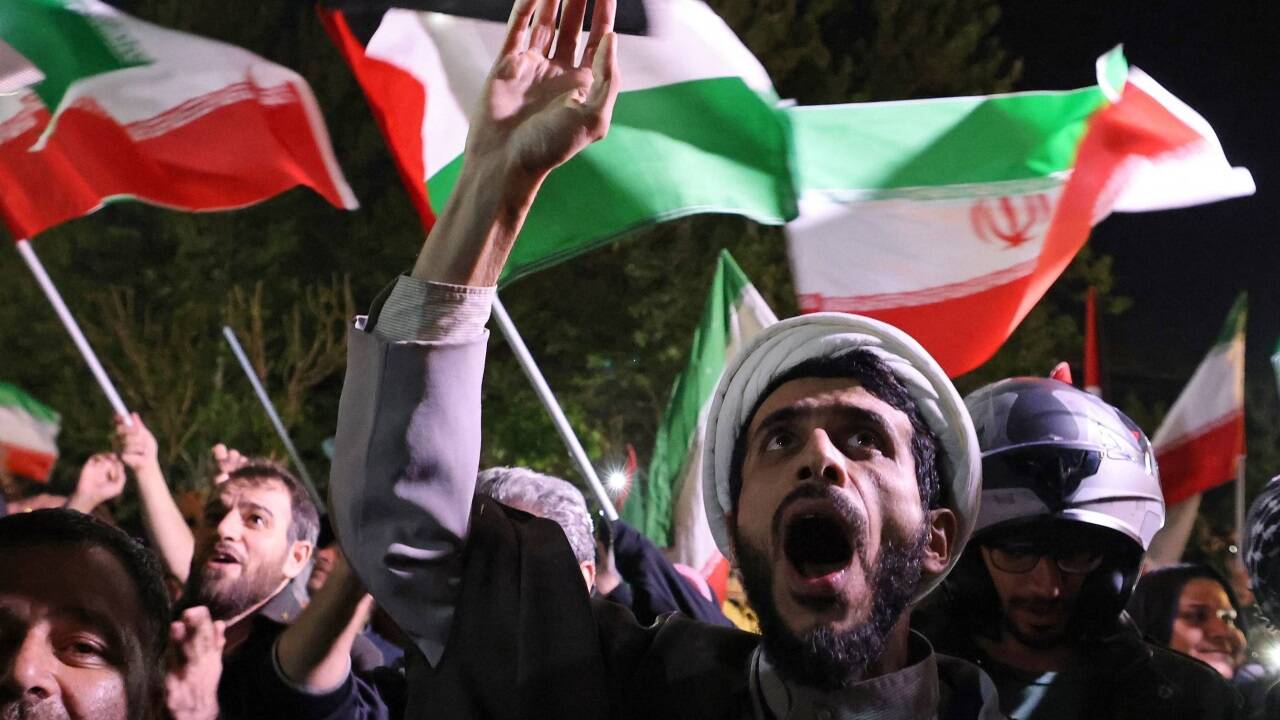 Im Iran schwenken Demonstranten iranische und palästinensische Flaggen. 