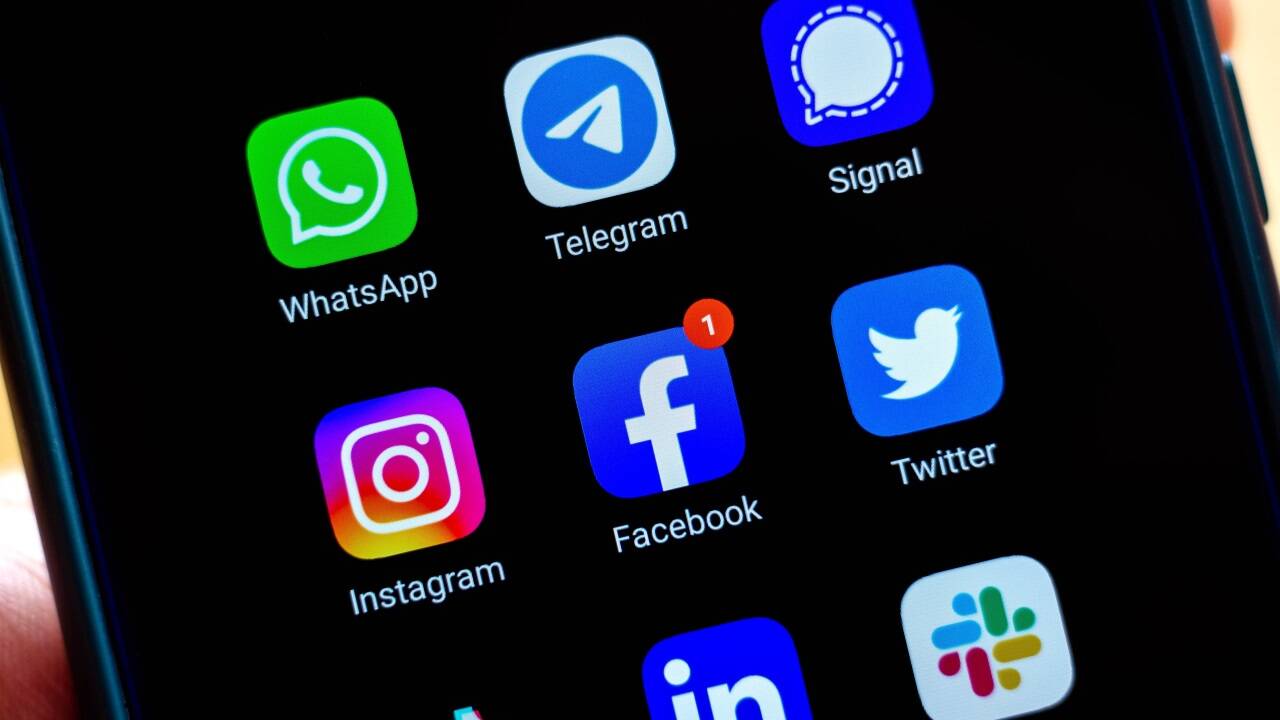 Die ÖVP drängt schon seit langem darauf, der Polizei die Befugnisse zur Überwachung von Messengerdiensten wie WhatsApp zu geben. Die Grünen lenken nun ein. Die ÖVP drängt schon seit langem darauf, der Polizei die Befugnisse zur Überwachung von Messengerdiensten wie WhatsApp zu geben. Die Grünen lenken nun ein.