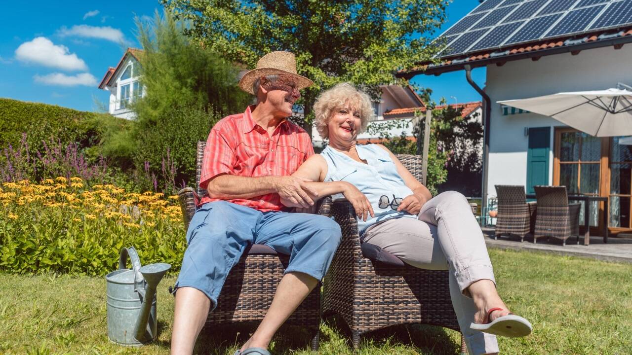 Das wünschen sich viele: mit einem finanziellen Polster abgesichert in den eigenen vier Wänden bleiben zu können. 