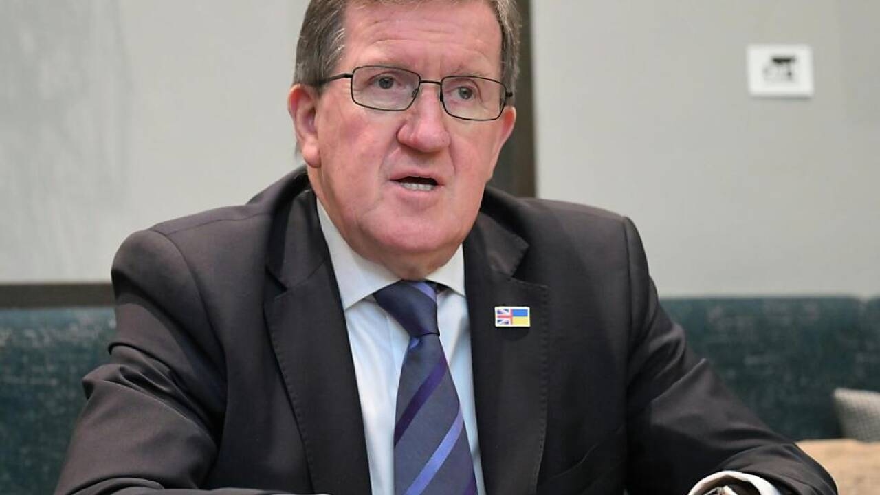 Ex-NATO-Generalsektär Robertson hofft auf Zurückhaltung Israels 