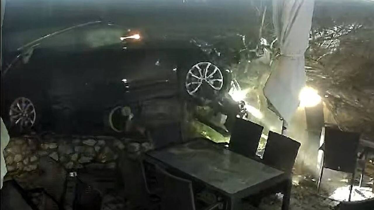Ein Auto krachte vergangene Woche mit überhöhter Geschwindigkeit in den Gastgarten von „Spaso’s BBQ“ in St. Johann 