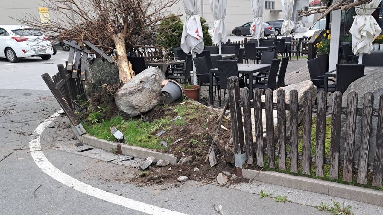 Der verwüstete Gastgarten nach dem Unfall.  