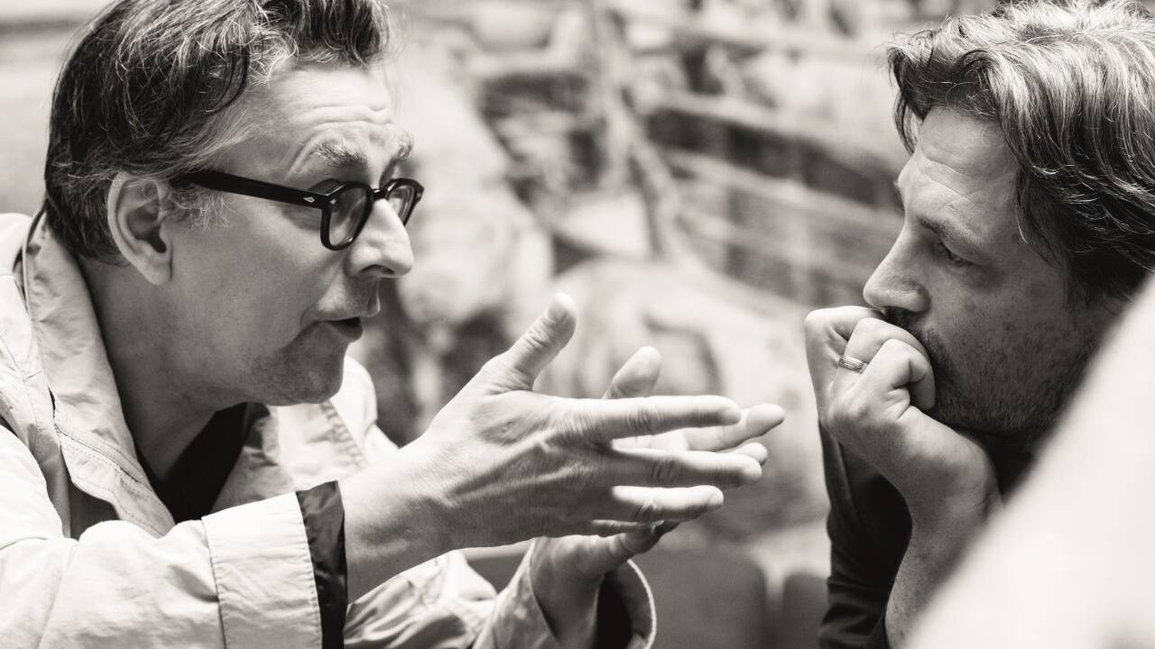 Rainer Holzinger (rechts im Bild)  war selbst Musiker und Schauspieler, bis ihn ein einschneidendes Erlebnis dazu bewog, Psychologie zu studieren. Heute arbeitet er unter anderem als Psychotherapeut und Führungskräfte-Coach. Die „Jedermann“-Gespräche finden in der Kaverne des Hotels Blaue Gans statt. Nächste Woche lesen Sie , welche Gedanken Holzinger dem „Jedermann-Tod“ Peter Lohmeyer entlocken konnte. 
