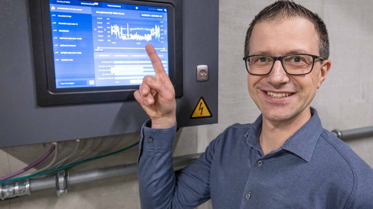 Sparsamer Umgang mit Energie: Daniel Mayr vor der Steuerung der Druckluftkompressoren. <br /><br /> 