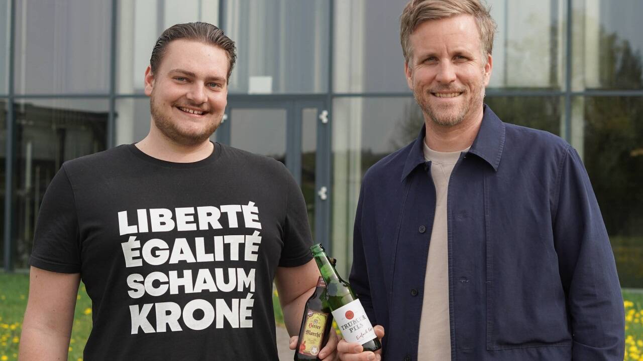 Anstoßen auf die Unabhängigkeit: Eigentümer Josef Sigl mit David Knapp, dem Leiter des Besucherzentrums Trumer Welt in Obertrum. 