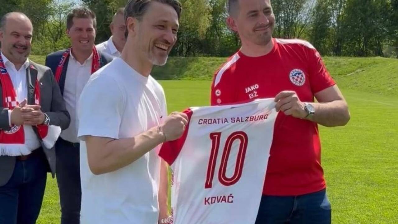 Ex-Profi Niko Kovač (l.) bekam von Croatia Salzburg feierlich ein Trikot überreicht. 