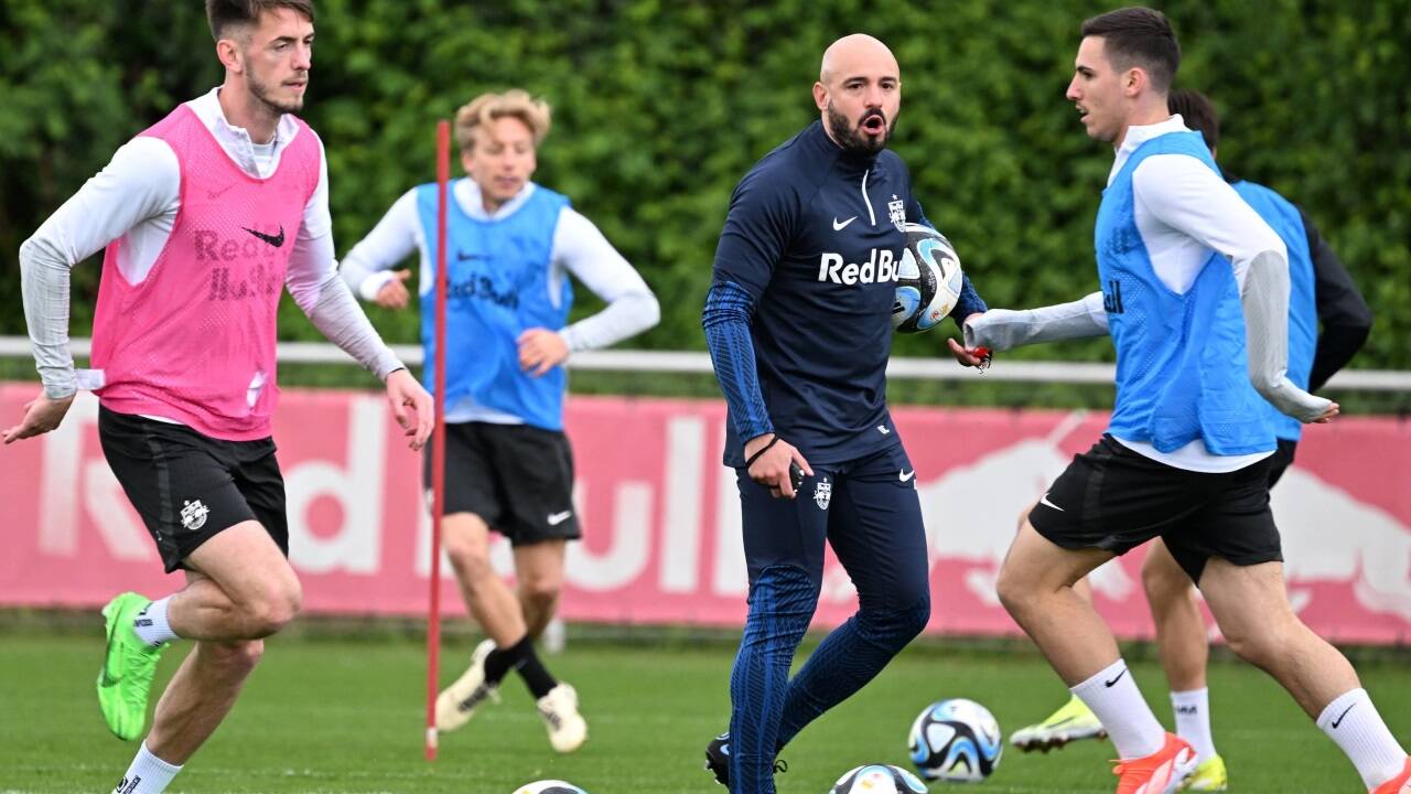 Onur Cinel leitete am Dienstag erstmals ein Training von Red Bull Salzburg.  