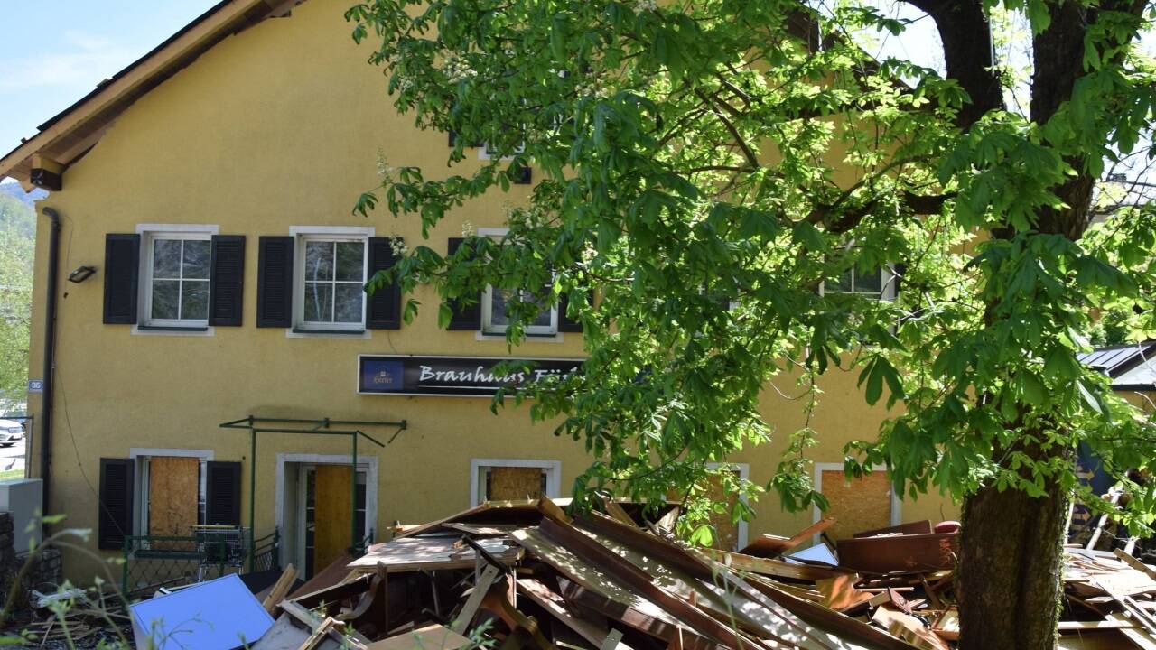 Zurzeit wird das ehemalige Brauhaus Fürbergs entrümpelt. Davon zeugt der große Holzberg im Garten. Der Baubeginn für das kommende Hotel ist derzeit noch nicht absehbar, so Bauherr Wolfgang Stöger.  