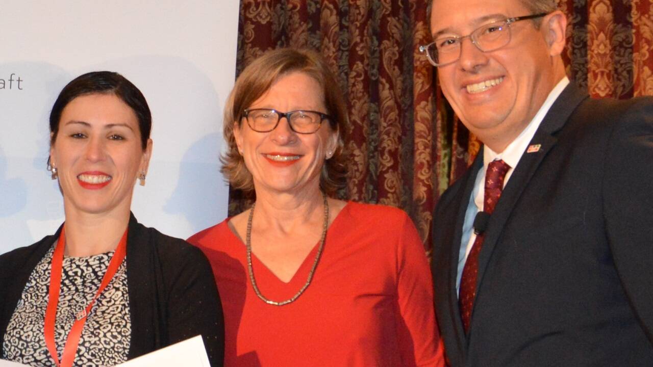 Alexandra Lieben (Bildmitte) löst Ulrich Haubenberger (re.) als ASciNA-Chefin ab. Lieben war schon im Vorjahr bei der Preisverleihung des Vereins (im Bild links Preisträgerin Marlies Meisel) als Vizepräsidentin aktiv. Alexandra Lieben (Bildmitte) löst Ulrich Haubenberger (re.) als ASciNA-Chefin ab. Lieben war schon im Vorjahr bei der Preisverleihung des Vereins (im Bild links Preisträgerin Marlies Meisel) als Vizepräsidentin aktiv.