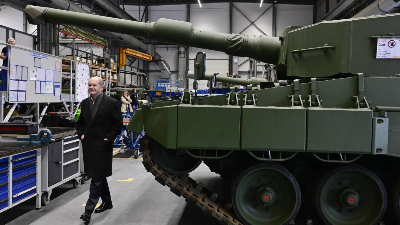 Der deutsche Kanzler Scholz beim Besuch einer Waffenfabrik von Rheinmetall. 