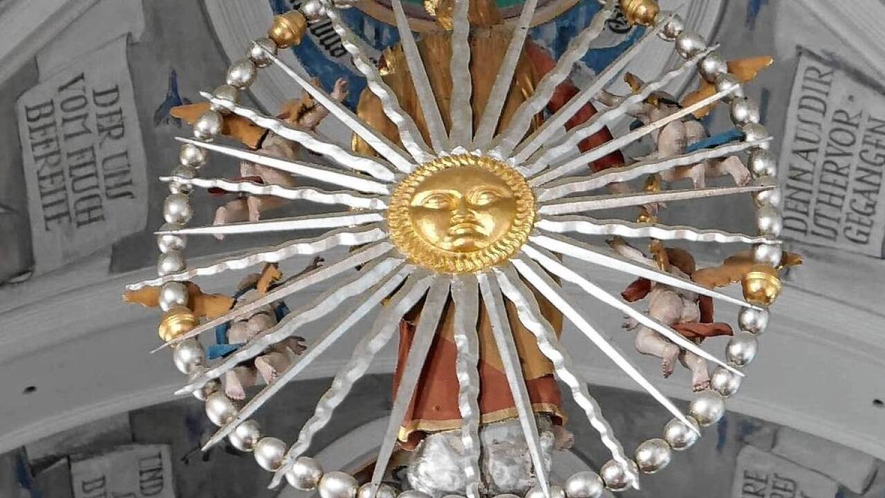 Das Sonnengesicht mit dem flirrenden Strahlenkranz.  