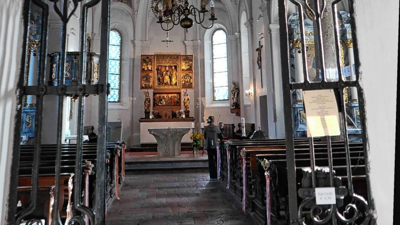 Blick vom Kirchengitter zum Altarraum.  