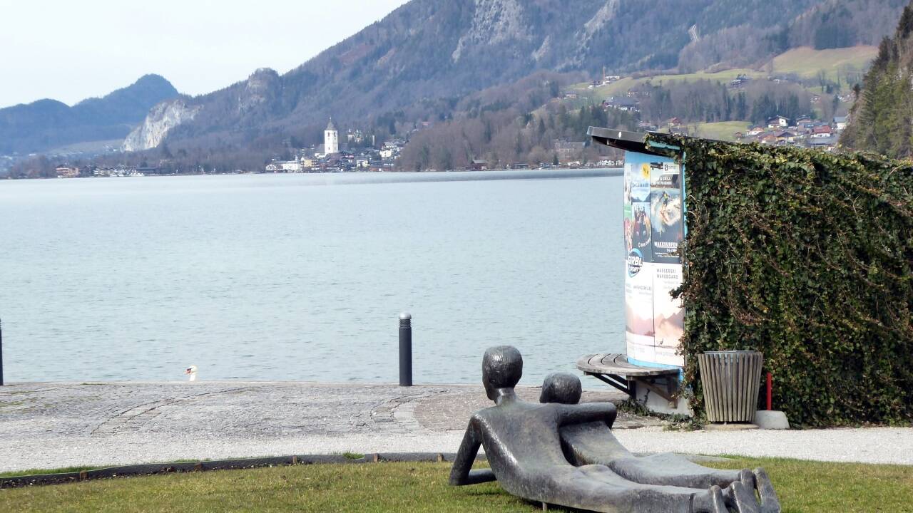 Das „Platonische Paar“ der Strobler Künstlerin Eva Mazzucco treibt in Gedanken über den See. 