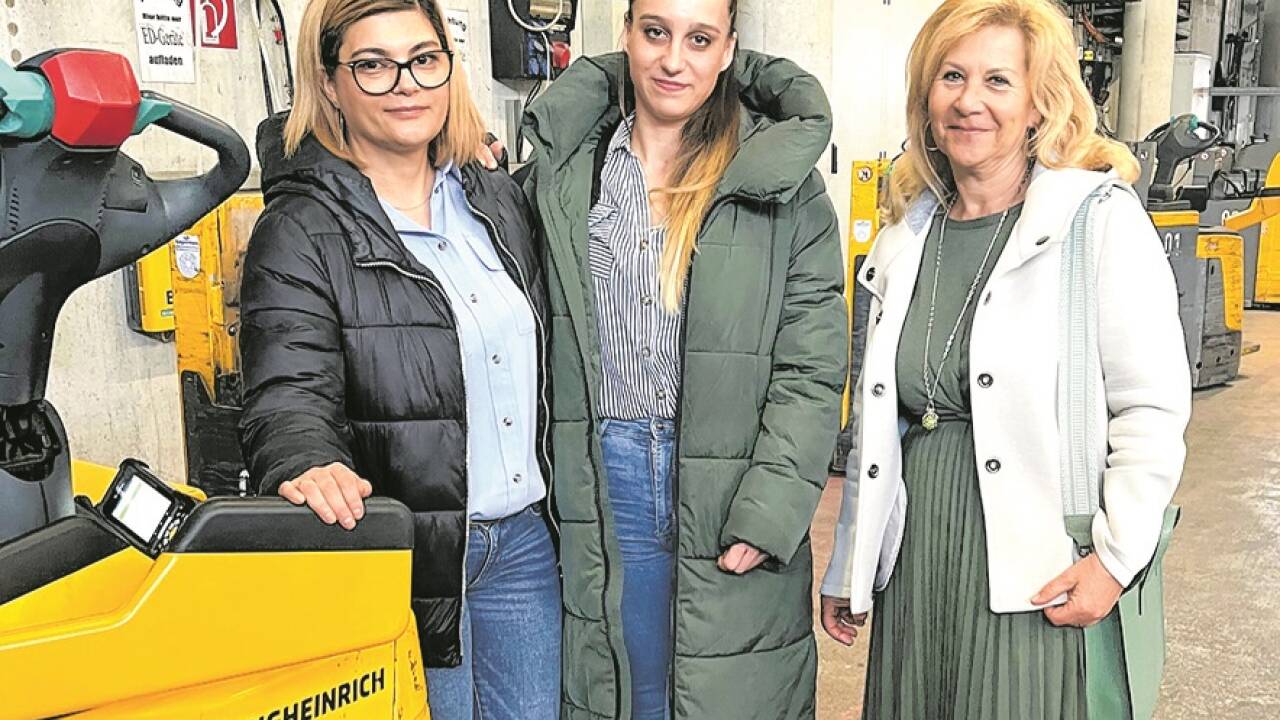 Sie sind demnächst gelernte Speditionskauffrauen beim Logistikunternehmen Lagermax (von links): Irina Ion (41) aus Rumänien und Aleksandra Angelovska (32) aus Nordmazedonien mit der Lehrlingsbeauftragten Susanne Traunfellner.  