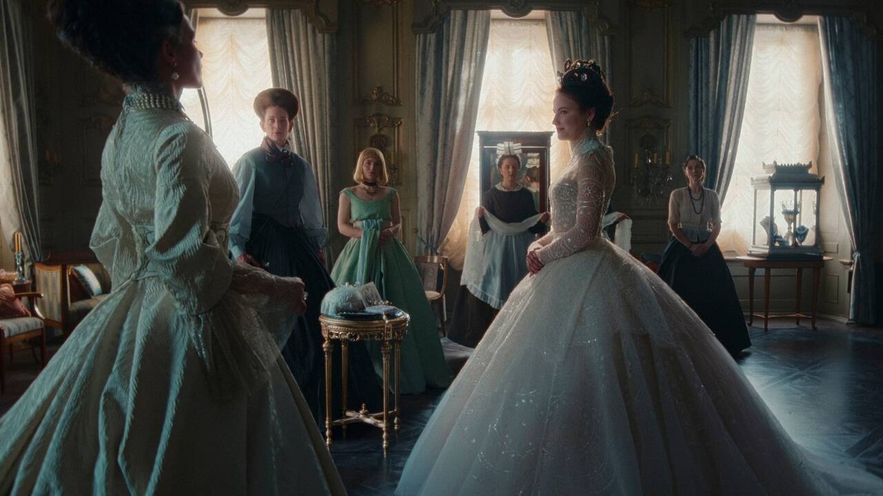 Alle Kostüme der Erzherzogin Sophie sowie etliche Kreationen der Kaiserin Sisi – u. a. das aufwendige Brautkleid – wurden in Wien von Costumes Couture geschneidert. 