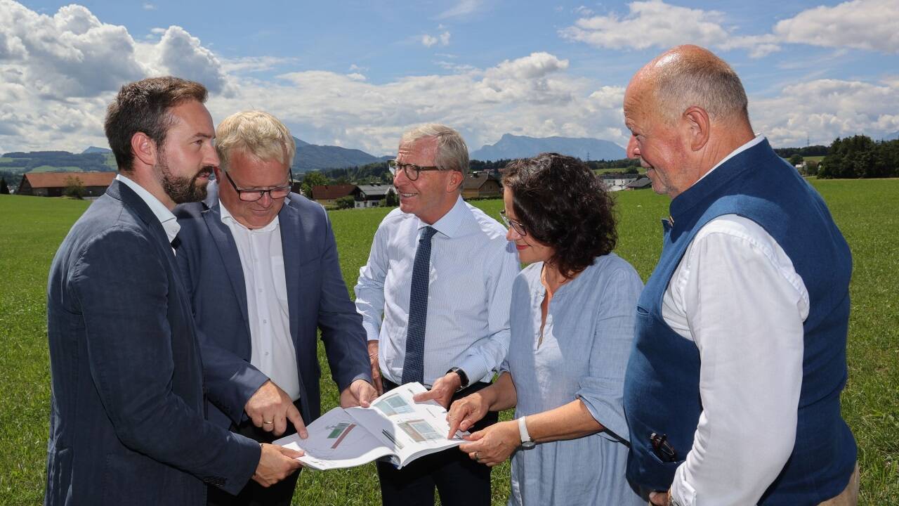 Im Sommer 2022 trafen sich Gemeinde- und Landespolitiker zum Lokalaugenschein am Standort des geplanten Hallenbads in Seekirchen. 