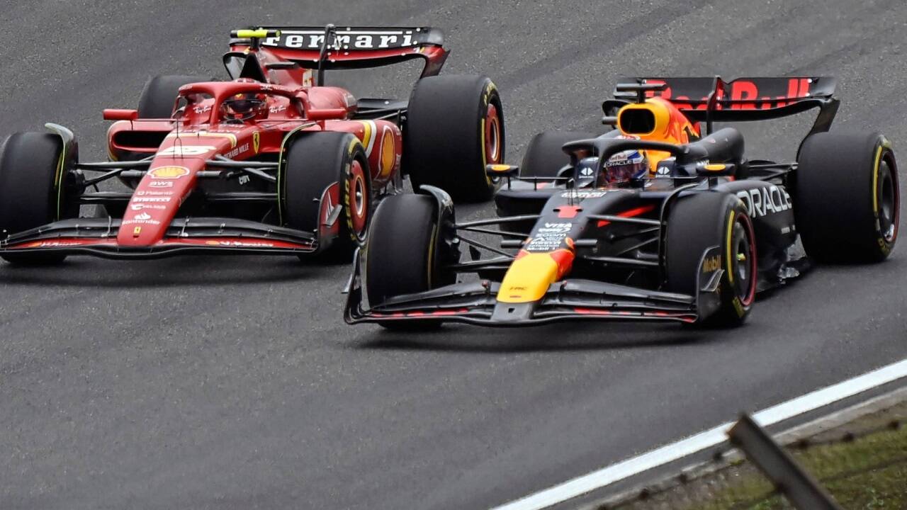 Max Verstappen (rechts) setzte sich im Sprint durch.   Max Verstappen (rechts) setzte sich im Sprint durch.