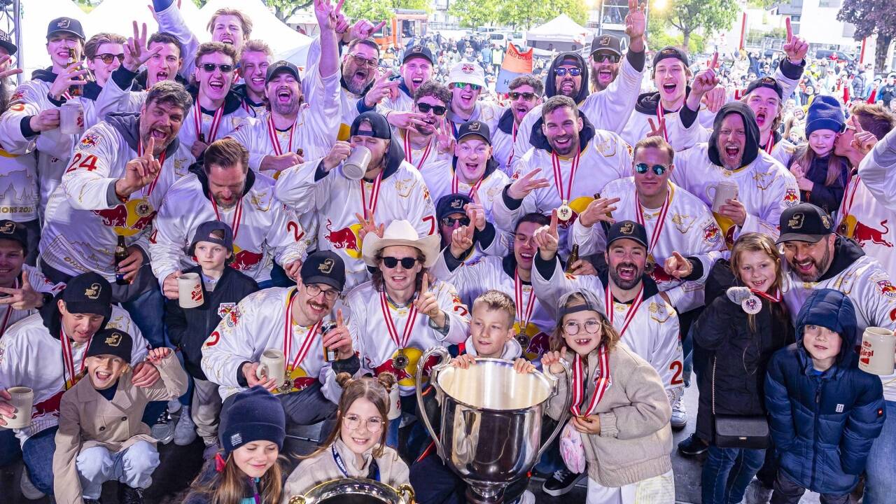 Die Salzburger Eishockey-Familie feierte mit ihren Fans den Titel. 