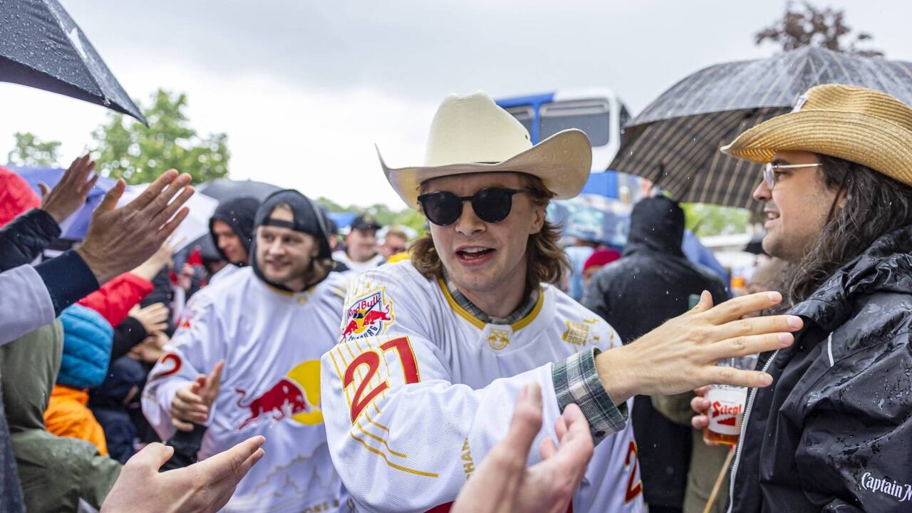 Die Salzburger Eishockey-Familie feierte mit ihren Fans den Titel. 