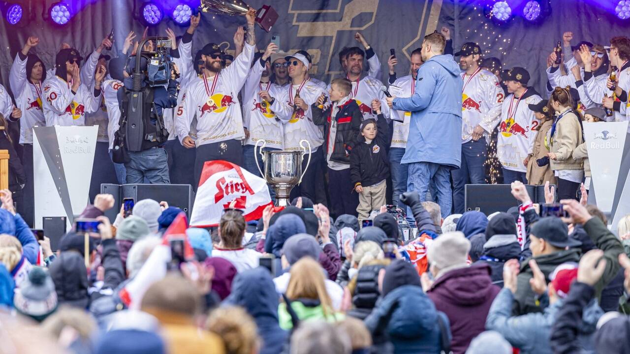 Die Salzburger Eishockey-Familie feierte mit ihren Fans den Titel. 