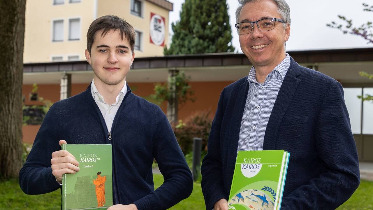 Große Begeisterung für das Griechische: Alexander Wetzlmaier (17) und sein Lehrer am Herz-Jesu-Gymnasium, Paul Dienstbier.  