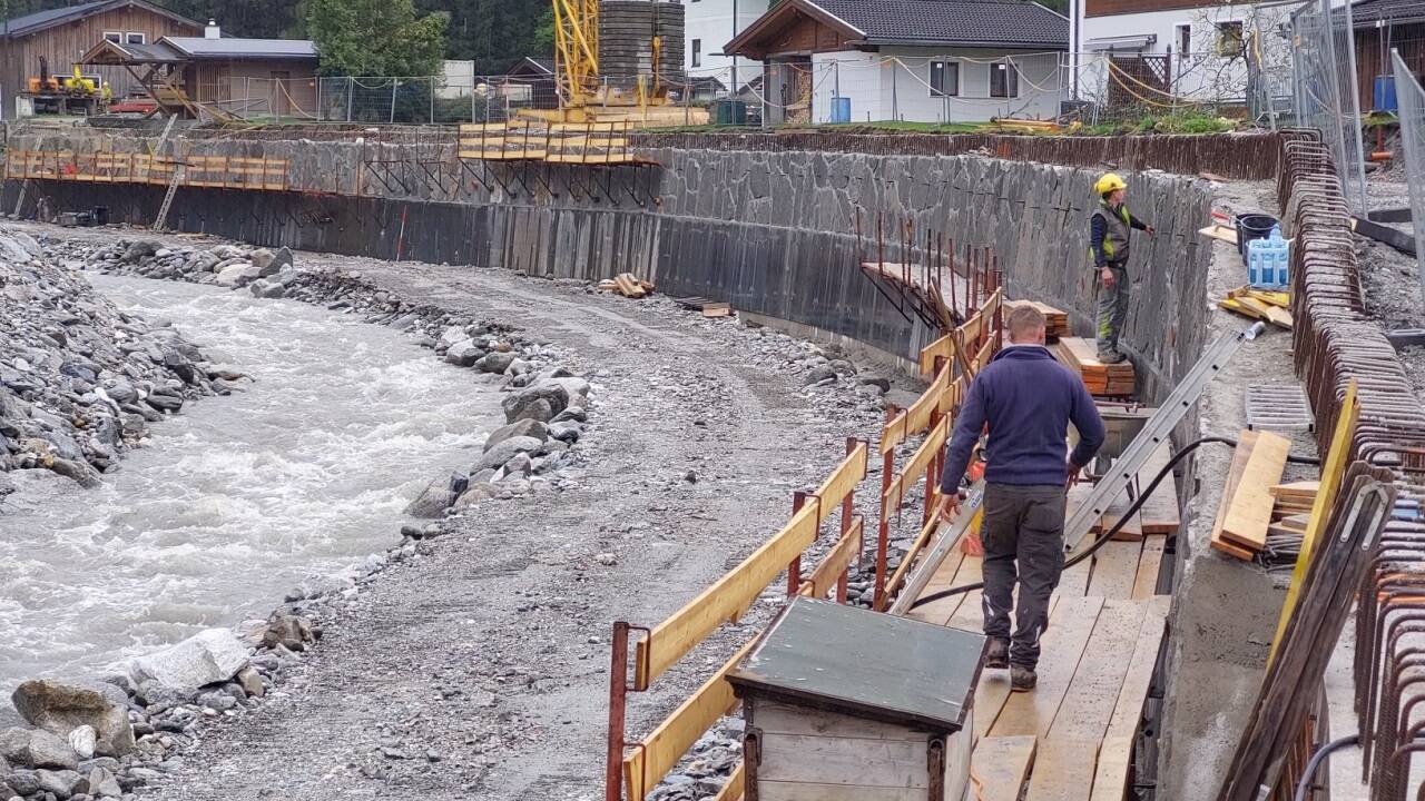 Arbeiten an der Ufermauer in Vorderkrimml. 