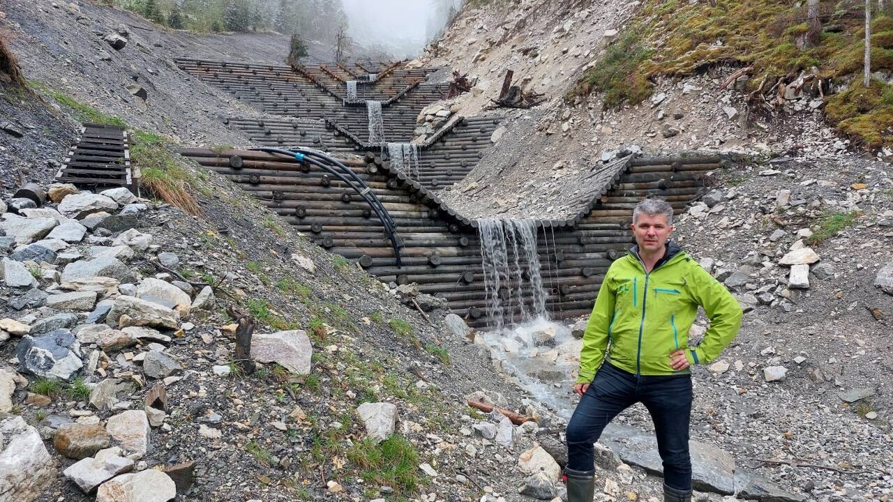 Gebhard Neumayr vor einigen der neuen Krainerwände. Gut zu sehen sind die instabilen Seiten des Canyons, den sich der Bach 2021 gegraben hat. 