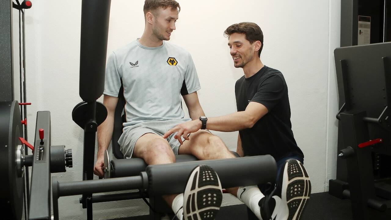Unter der Anleitung von Healthlab-Sportwissenschafter Daniel Moser (r.) absolvierte Sasa Kalajdzic die ersten Trainingseinheiten.  
