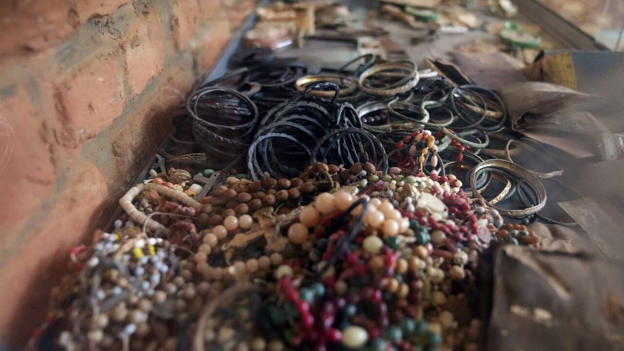 Schmuckstücke der Opfer des Völkermordes liegen in einer Kirche in Ruanda als Mahnmal auf einem Altar. 