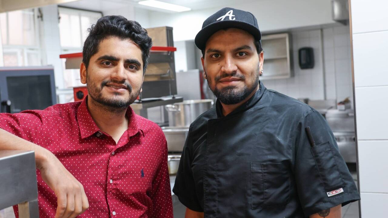 Umair Hussain und sein Küchenchef Junaid Ali. 