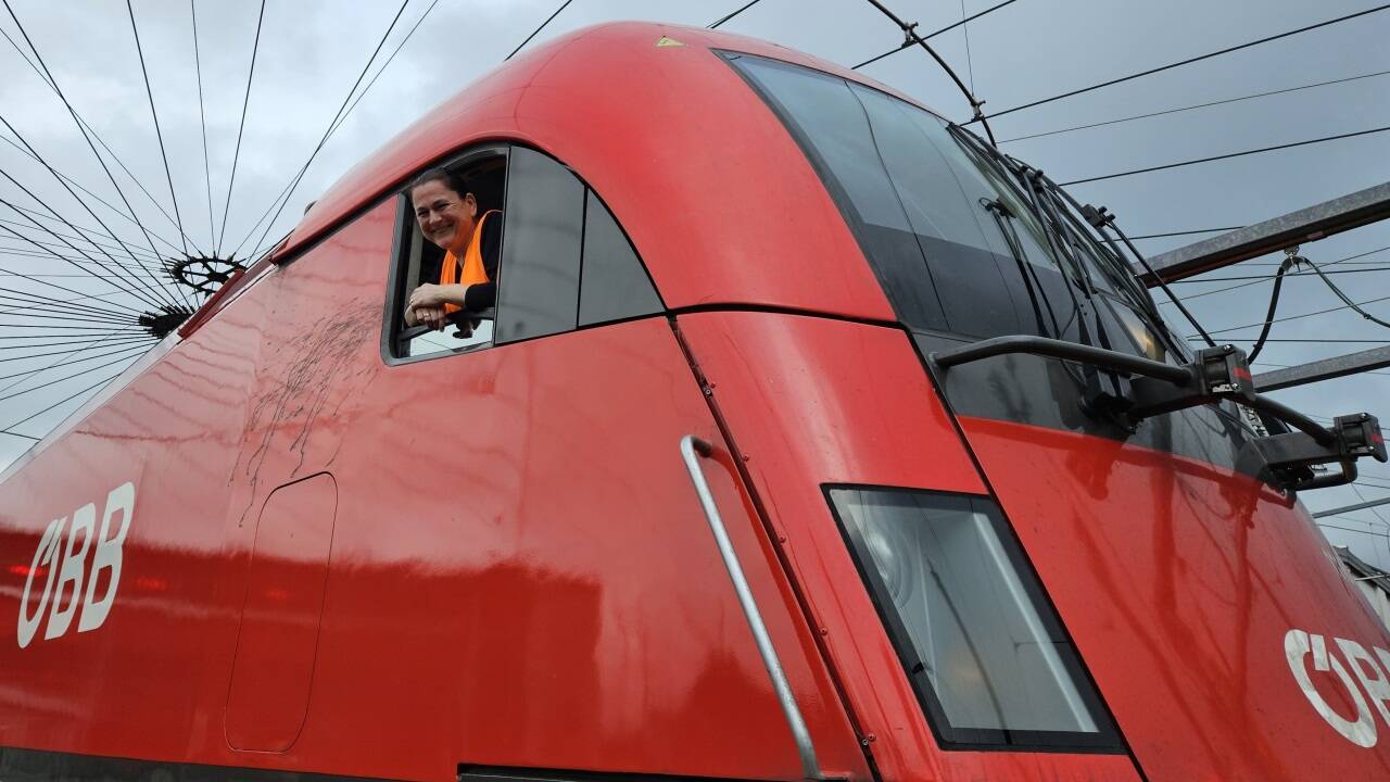  Allein in Salzburg suchen die ÖBB aktuell 24 angehende Lokführerinnen und Lokführer. Im Bild: Alexandra Alfano in Salzburg am Führerstand eines Taurus. Sie war vor 20 Jahren eine der ersten Lokführerinnen bei den Bundesbahnen.  