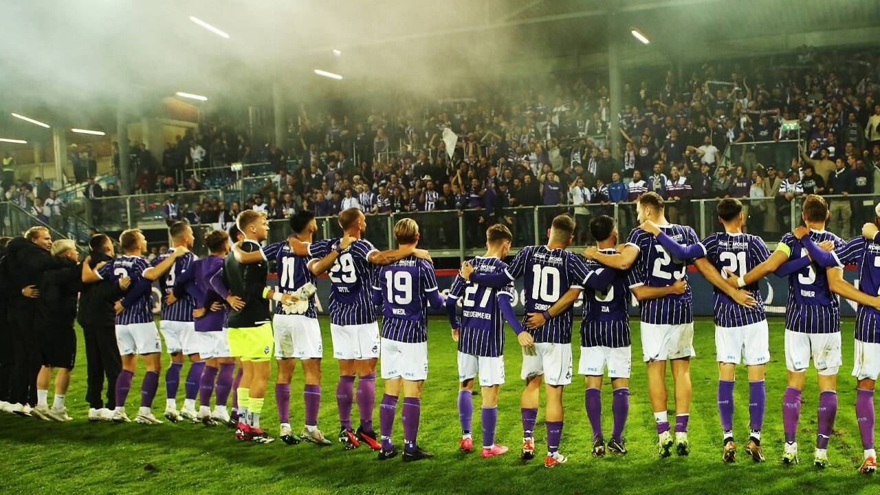 Spieler und Fans von Austria Salzburg dürfen weiter von der 2. Liga träumen. Spieler und Fans von Austria Salzburg dürfen weiter von der 2. Liga träumen.