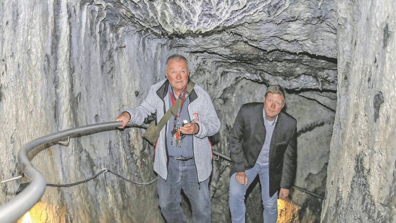 Ein echtes Highlight der Erlebnisführung durch die Höhlenburg ist der verschlungene Felspfad mit Geheimgängen und Stalaktiten, der aus der Höhlenburg zum Hochschloss führt.  