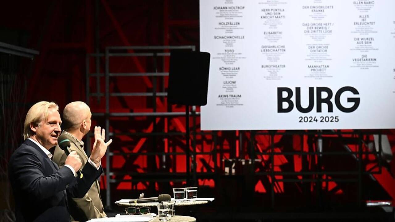 Stefan Bachmann und Thomas Jonigk und ihr "BURG"-Spielplan  Stefan Bachmann und Thomas Jonigk und ihr 'BURG'-Spielplan