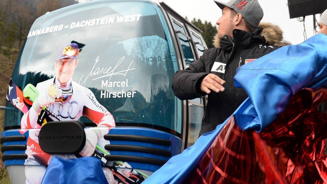 Marcel Hirscher enthüllte bei einem Empfang im April 2015 in seiner Heimatgemeinde seine eigene Gondel. 