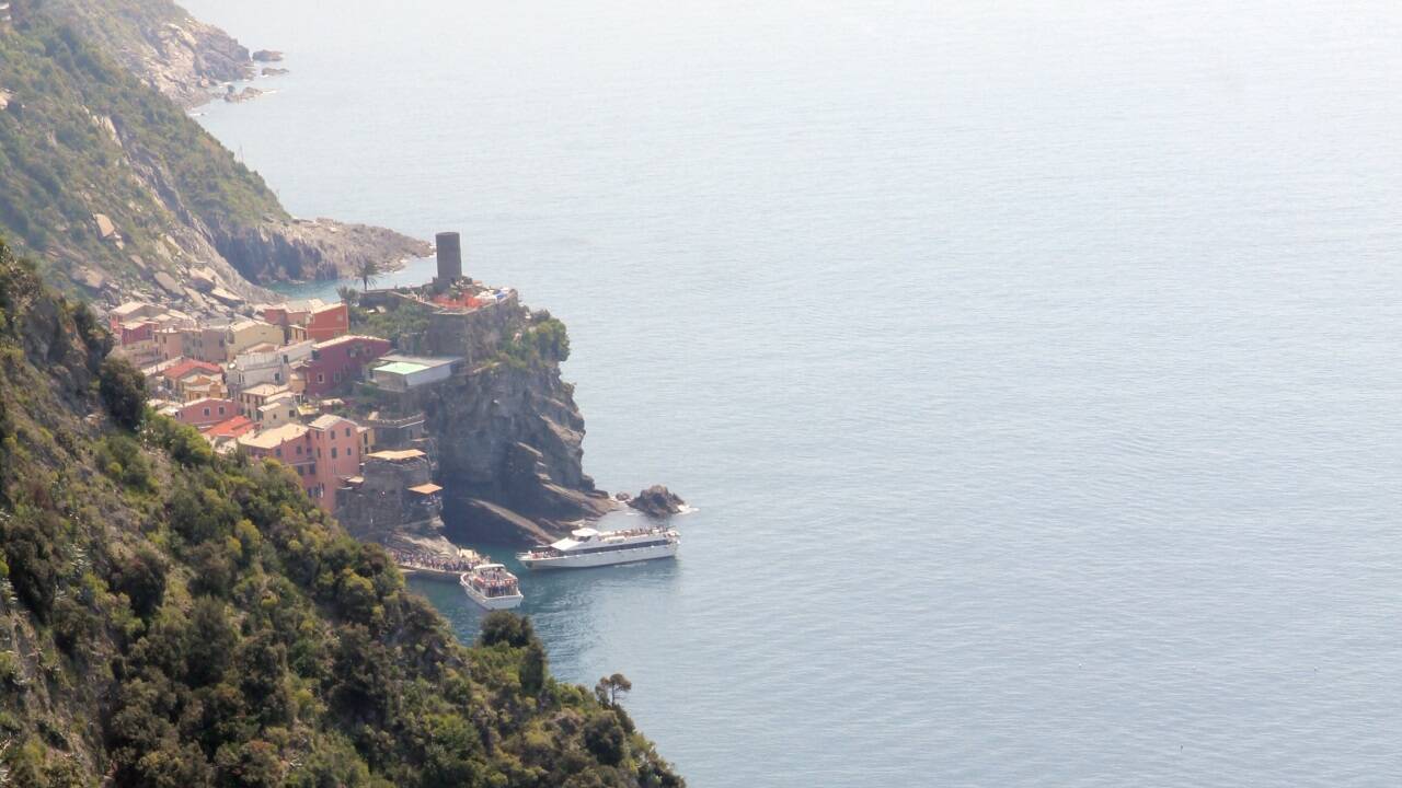 Die malerische Küste der Cinque Terre (Blick auf Vernazza) ist einem Massenansturm ausgesetzt.  