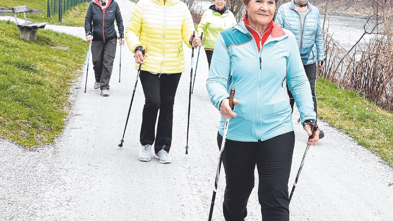 Die Nordic-Walking-Gruppe des Bewohnerservice Salzburg Süd genießt sowohl die Bewegung an der frischen Luft als auch das gemeinschaftliche Miteinander. 