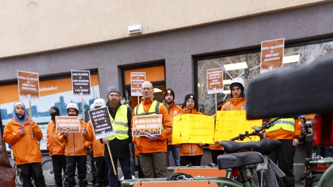 Lieferando-Fahrradboten protestierten im März in Salzburg für bessere Arbeitsbedingungen. Rückenwind bekommen sie von EU-Ebene.  