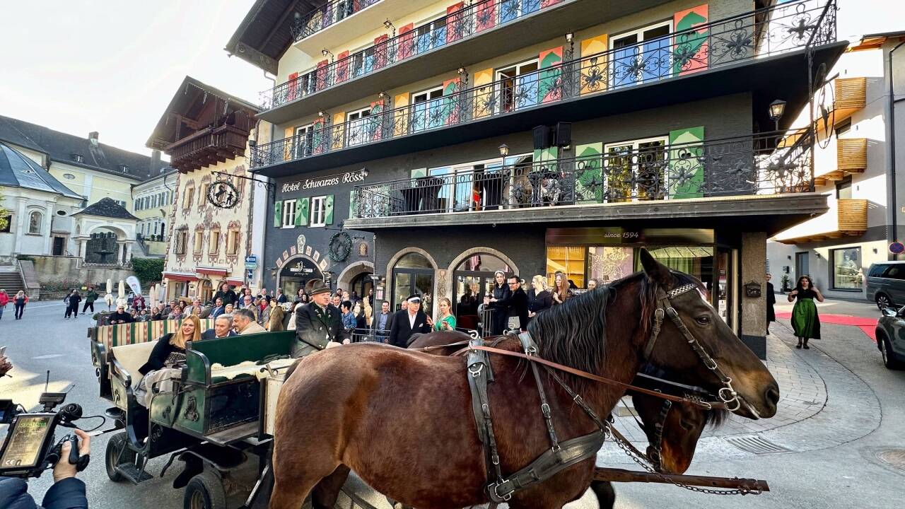 Benita und Matthias Hinterberger fuhren mit Peter Kraus in einer von Rössern gezogenen Kutsche vor. 