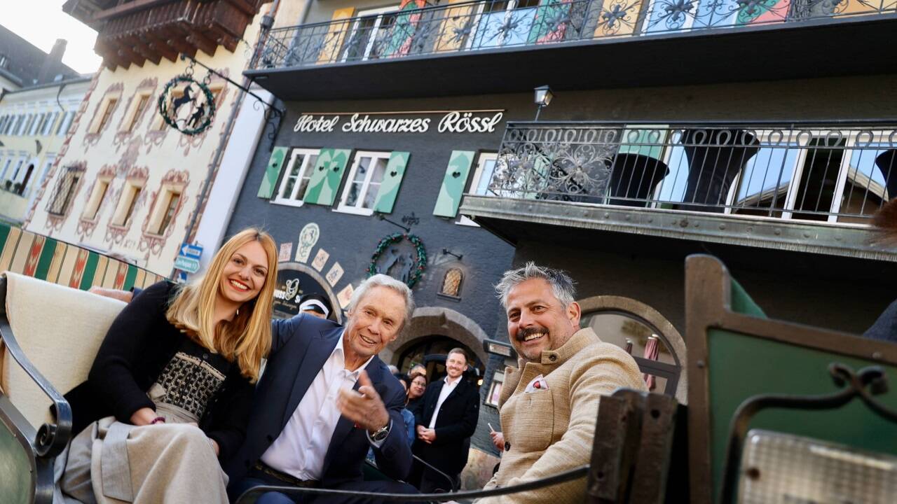 Benita und Matthias Hinterberger fuhren mit Peter Kraus in einer Pferdekutsche vor. 