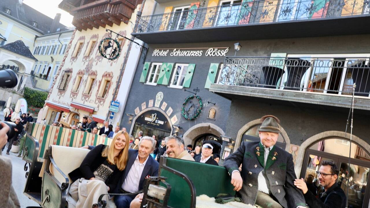 Benita und Matthias Hinterberger fuhren mit Peter Kraus in einer Pferdekutsche vor. 