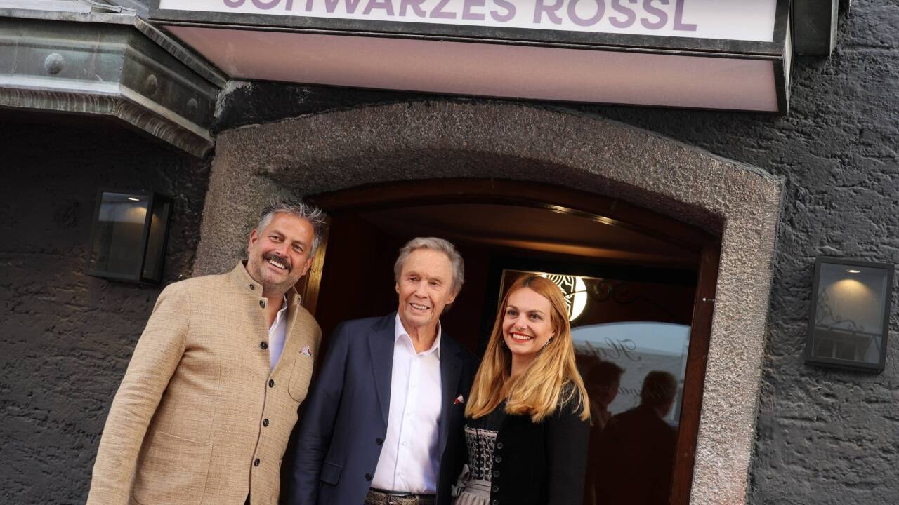 Matthias und Benita Hinterberger mit ihrem Ehrengast Peter Kraus. 