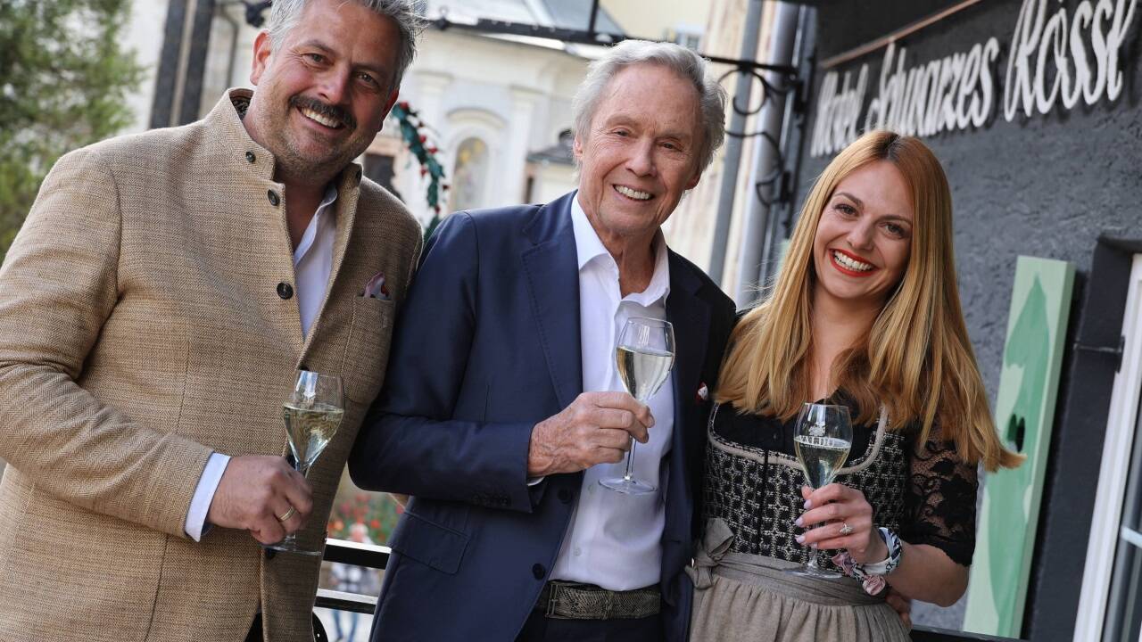 Matthias und Benita Hinterberger mit ihrem Ehrengast Peter Kraus. 