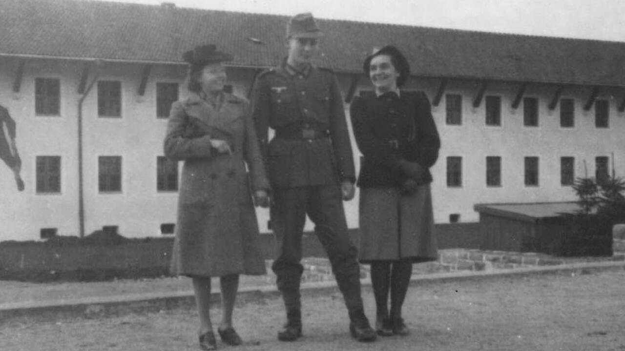 Rosa Hofmann mit ihren Geschwistern um 1940 vor der Kaserne in Glasenbach.  