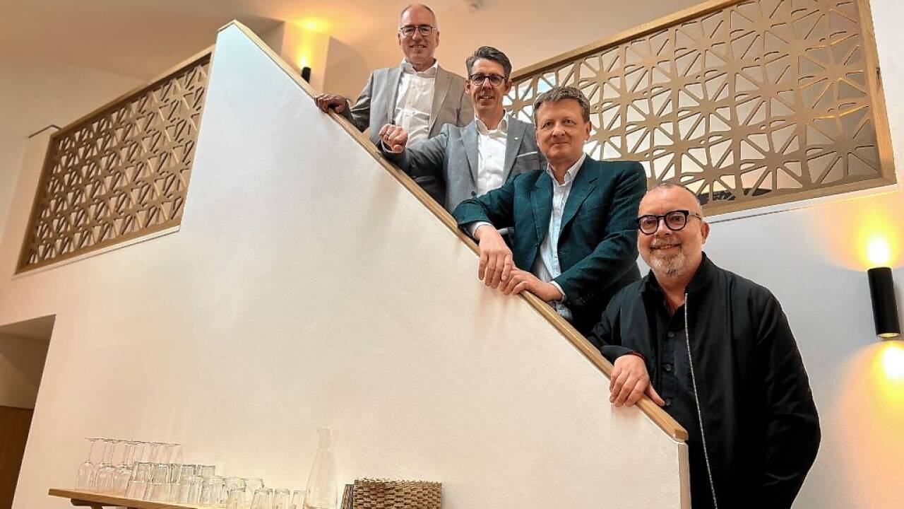 Bgm. Stangassinger, Christoph Lindpointner (Berater SSW), Alexander Spuller (SSW) und Rainer Candido (v. l.) im Gallerie-Apartment des neuen Hauses. .  Bild: sw/petry Bgm. Stangassinger, Christoph Lindpointner (Berater SSW), Alexander Spuller (SSW) und Rainer Candido (v. l.) im Gallerie-Apartment des neuen Hauses. . Bild: sw/petry